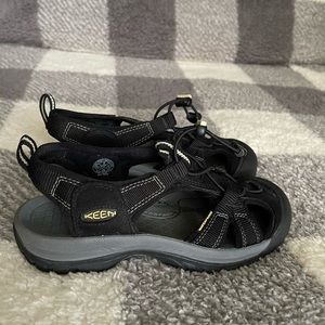 Keen sandals size 7.
